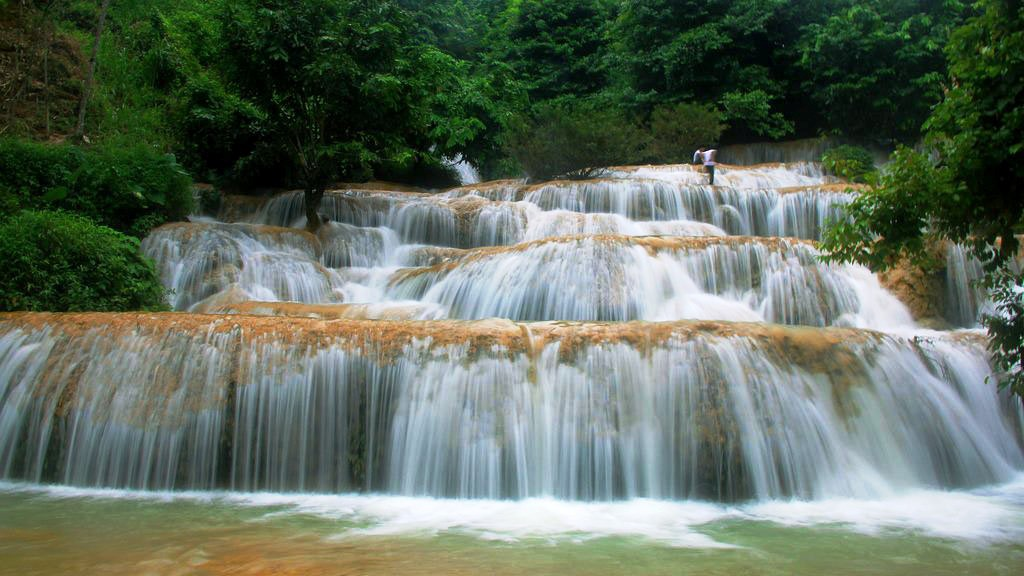 Thác Mây với làn nước trong xanh là nơi thu hút rất nhiều du khách mỗi khi hè về