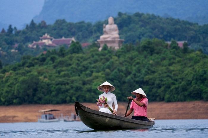 Thiền viện Trúc Lâm Bạch Mã giữa lòng hồ Truồi là nơi cho ra những bức ảnh đẹp