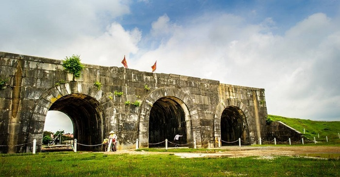 Tuy rêu phong, cổ kính nhưng Thành nhà Hồ vẫn giữ được nét hùng vỹ của một thời hào hùng