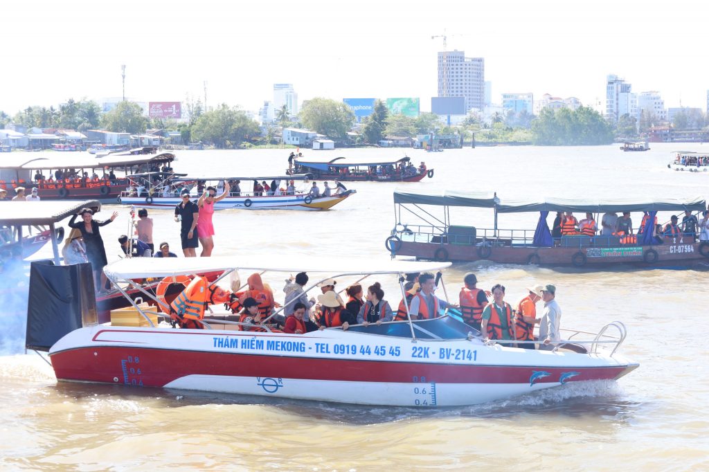 Ca nô tốc hành Cần Thơ